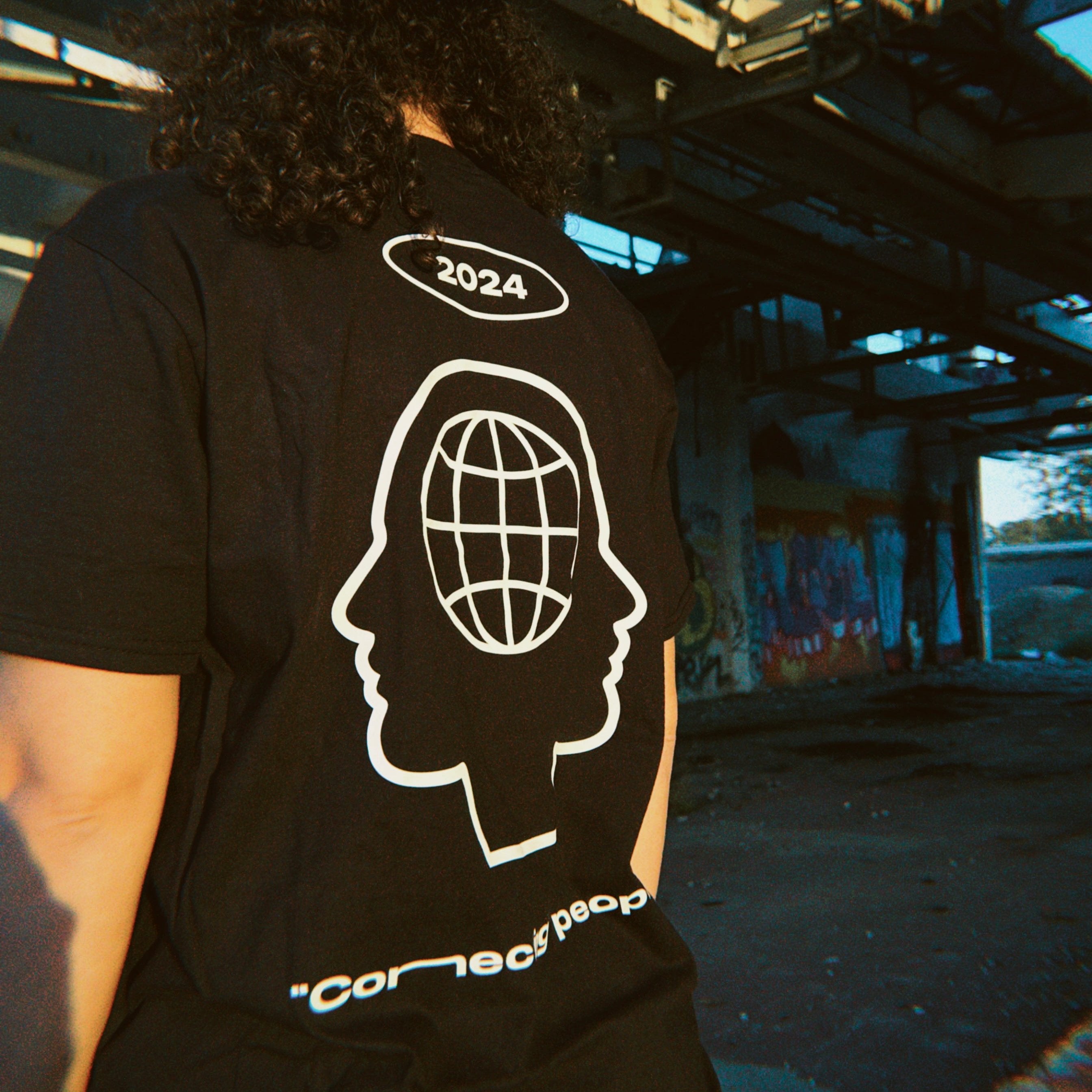 Tee shirt - "Connecting people"